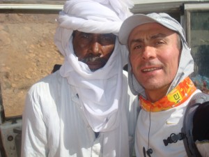 Thierry Adeline avec les hommes du désert.